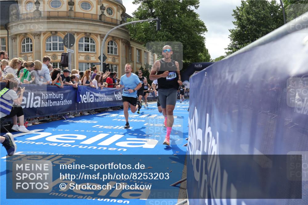 29.06.2025 - hella hamburg halbmarathon Strokosch-Dieckow http://msf.ph/oto/8253203 29.06.2025 10:41:09 Ziel 1136, 2568, 3332, 3618, 4205, 4380, 4871, 5387, 5709, 6683, 6901, 8122, 9358, 9659, 9711, 9815, 10375, 12434, 12895, 13268, 17100, 17620, 17834, 17971, 18045, 18049 meine-sportfotos.de