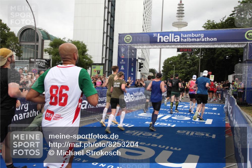 29.06.2025 - hella hamburg halbmarathon Michael Strokosch http://msf.ph/oto/8253204 29.06.2025 10:58:54 Ziel 2159, 2488, 2840, 3859, 4632, 4833, 5277, 5885, 6720, 8807, 9156, 9353, 10268, 10539, 12734, 13880, 14266, 14673, 14902, 14965, 17405, 17630, 17839, 18232, 18954 meine-sportfotos.de