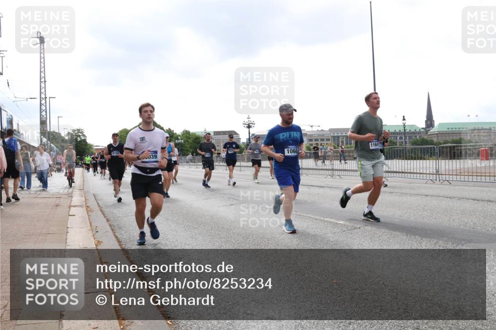 29.06.2025 - hella hamburg halbmarathon Lena Gebhardt http://msf.ph/oto/8253234 29.06.2025 10:45:46 Lombardsbrücke 1004, 1033, 1060, 1085, 1100, 1104, 1421, 1426, 1555, 1713, 1854, 1867, 1868, 1983, 2008, 2216, 2217, 2398, 2522, 2550, 2657, 2664, 2917, 2954, 2965, 2973, 3357, 3377, 3879, 4099, 4102, 4104, 4223, 4224, 4306, 4317, 4388, 4504, 4572, 4820, 5044, 5108, 5339, 5635, 5636, 5769, 5770, 5892, 5949, 6133, 6150, 6333, 6623, 6763, 6911, 6922, 7268, 7283, 7356, 7530, 7541, 7605, 7859, 7894, 8745, 9120, 9121, 9426, 9620, 10030, 10182, 10225, 10327, 10329, 10367, 10511, 11358 meine-sportfotos.de