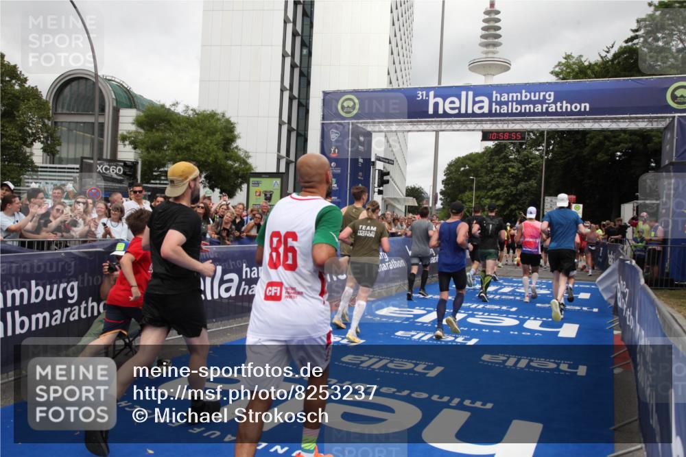 29.06.2025 - hella hamburg halbmarathon Michael Strokosch http://msf.ph/oto/8253237 29.06.2025 10:58:54 Ziel 2159, 2488, 2840, 3859, 4632, 4833, 5277, 5885, 6720, 8807, 9156, 9353, 10268, 10539, 12734, 13880, 14266, 14673, 14902, 14965, 17405, 17630, 17839, 18232, 18954 meine-sportfotos.de