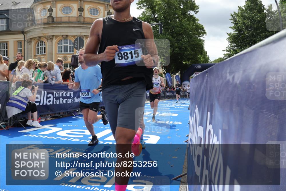 29.06.2025 - hella hamburg halbmarathon Strokosch-Dieckow http://msf.ph/oto/8253256 29.06.2025 10:41:10 Ziel 1136, 2568, 3332, 3618, 4205, 4380, 4871, 5387, 5709, 6901, 8122, 9358, 9659, 9711, 9815, 10375, 12434, 12895, 13268, 17100, 17620, 17834, 18045, 18049 meine-sportfotos.de