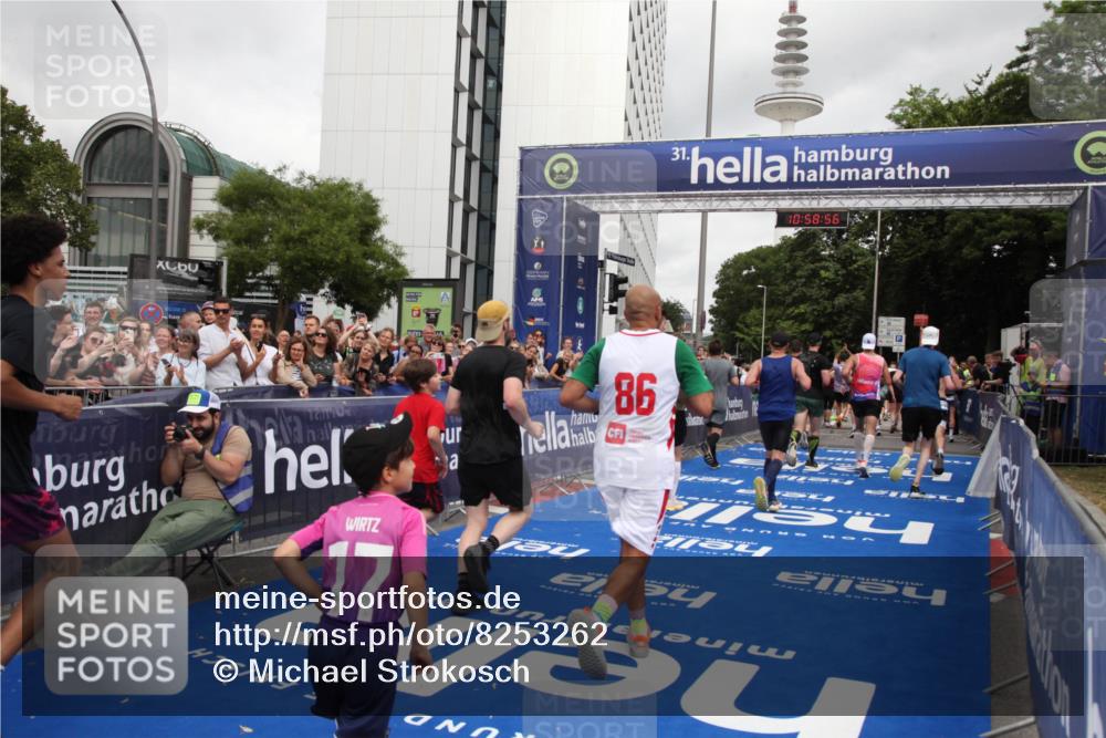 29.06.2025 - hella hamburg halbmarathon Michael Strokosch http://msf.ph/oto/8253262 29.06.2025 10:58:54 Ziel 2159, 2488, 2840, 3859, 4632, 4833, 5277, 5885, 6720, 8807, 9156, 9353, 10268, 10539, 12734, 13880, 14266, 14673, 14902, 14965, 17405, 17630, 17839, 18232, 18954 meine-sportfotos.de