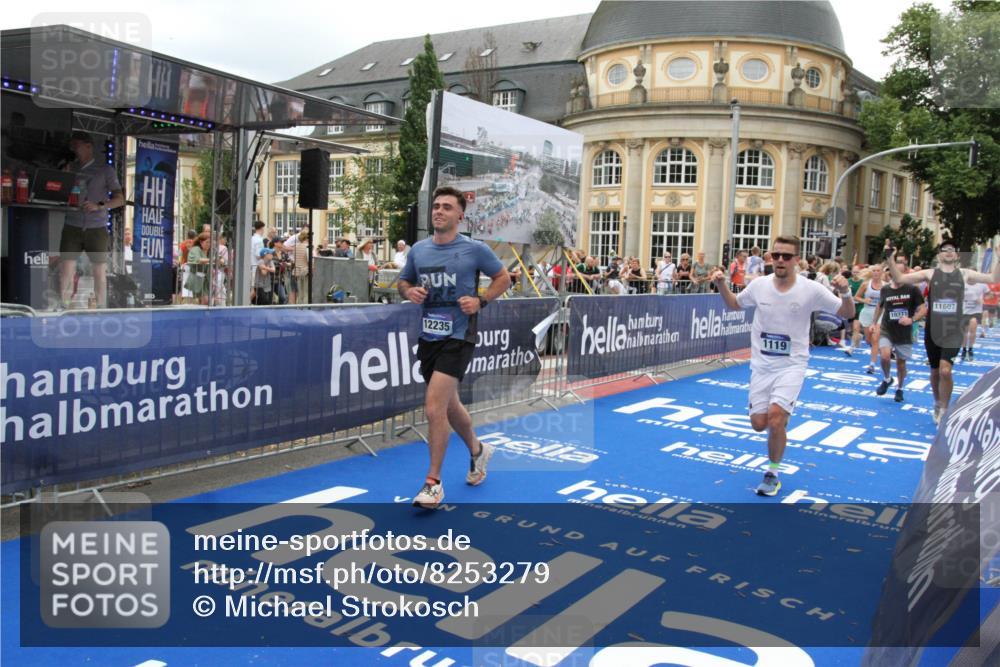 29.06.2025 - hella hamburg halbmarathon Michael Strokosch http://msf.ph/oto/8253279 29.06.2025 10:50:17 Ziel 1119, 3296, 4933, 7176, 7930, 7932, 8921, 10371, 11607, 12235, 13609, 13690, 15620, 16000, 18499, 18811, 19040 meine-sportfotos.de