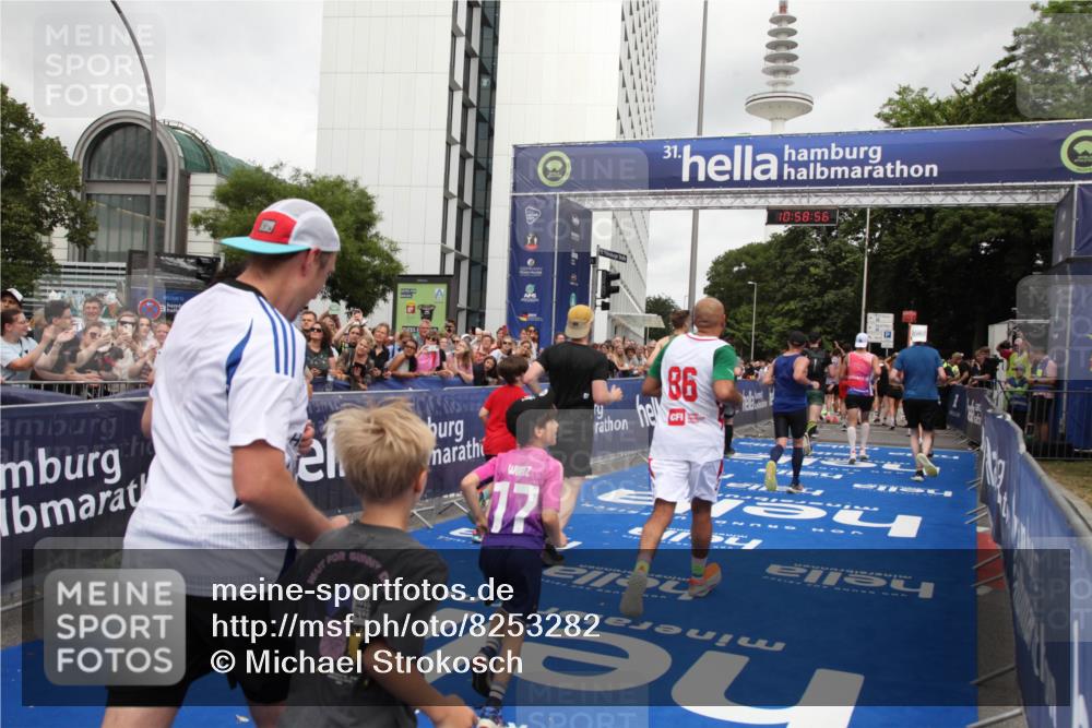 29.06.2025 - hella hamburg halbmarathon Michael Strokosch http://msf.ph/oto/8253282 29.06.2025 10:58:55 Ziel 2159, 2488, 2840, 3859, 4632, 4833, 5277, 5885, 6720, 8807, 9156, 9353, 10268, 10539, 10788, 12734, 14673, 14965, 17405, 17630, 17931, 18180, 18232, 18954 meine-sportfotos.de