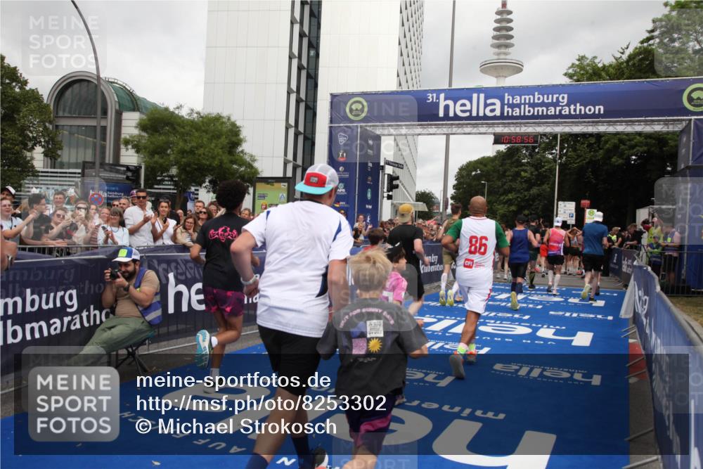 29.06.2025 - hella hamburg halbmarathon Michael Strokosch http://msf.ph/oto/8253302 29.06.2025 10:58:55 Ziel 2159, 2488, 2840, 3859, 4632, 4833, 5277, 5885, 6720, 8807, 9156, 9353, 10268, 10539, 10788, 12734, 14673, 14965, 17405, 17630, 17931, 18180, 18232, 18954 meine-sportfotos.de