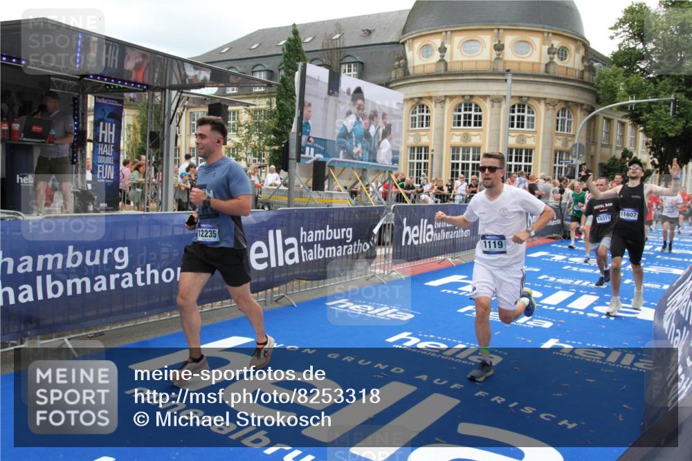 29.06.2025 - hella hamburg halbmarathon Michael Strokosch http://msf.ph/oto/8253318 29.06.2025 10:50:17 Ziel 1119, 3296, 4933, 7176, 7930, 7932, 8921, 10371, 11607, 12235, 13609, 13690, 15620, 16000, 18499, 18811, 19040 meine-sportfotos.de