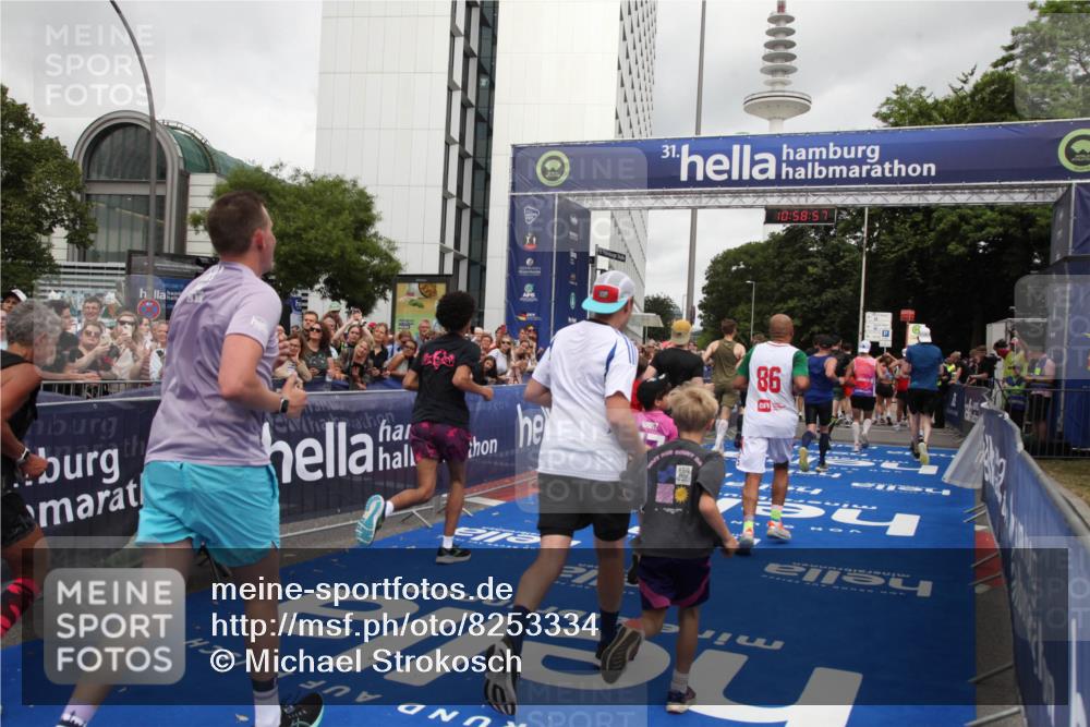 29.06.2025 - hella hamburg halbmarathon Michael Strokosch http://msf.ph/oto/8253334 29.06.2025 10:58:55 Ziel 2159, 2488, 2840, 3859, 4632, 4833, 5277, 5885, 6720, 8807, 9156, 9353, 10268, 10539, 10788, 12734, 14673, 14965, 17405, 17630, 17931, 18180, 18232, 18954 meine-sportfotos.de