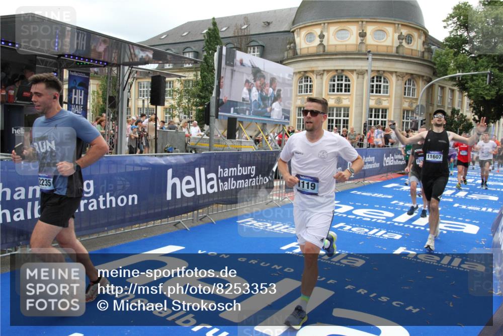 29.06.2025 - hella hamburg halbmarathon Michael Strokosch http://msf.ph/oto/8253353 29.06.2025 10:50:18 Ziel 1119, 3296, 4933, 7176, 7930, 7932, 8921, 10371, 11607, 12235, 12949, 13609, 13690, 15620, 16000, 16242, 18499, 18811, 19040 meine-sportfotos.de