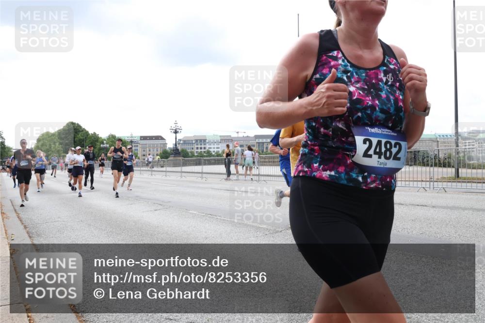 29.06.2025 - hella hamburg halbmarathon Lena Gebhardt http://msf.ph/oto/8253356 29.06.2025 10:34:15 Lombardsbrücke 1417, 1672, 1705, 1787, 2023, 2265, 2412, 2464, 2482, 2496, 2510, 2511, 2526, 2801, 2933, 3145, 3264, 3340, 3345, 3829, 3848, 4479, 4540, 4807, 4824, 4826, 4942, 5561, 5566, 5584, 5609, 5691, 6105, 6171, 6329, 6364, 6515, 6516, 6571, 6574, 6956, 7027, 7324, 7329, 7565, 7644, 8202, 8277, 8349, 8375, 8377, 8383, 8401, 8705, 8965, 9094, 9379, 9875, 9995, 10007, 10071, 10360, 10564, 11872, 13957, 16682, 16919, 17230, 18158, 18941 meine-sportfotos.de