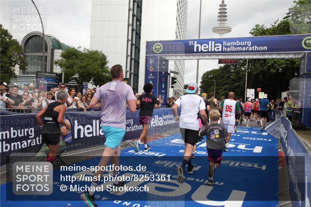29.06.2025 - hella hamburg halbmarathon Michael Strokosch http://msf.ph/oto/8253361 29.06.2025 10:58:56 Ziel 2159, 2488, 2840, 3859, 4632, 4833, 5277, 5885, 6438, 6720, 8807, 9156, 9353, 10268, 10518, 10539, 10788, 10915, 12734, 14673, 14965, 17405, 17630, 17931, 18180, 18232, 18954 meine-sportfotos.de