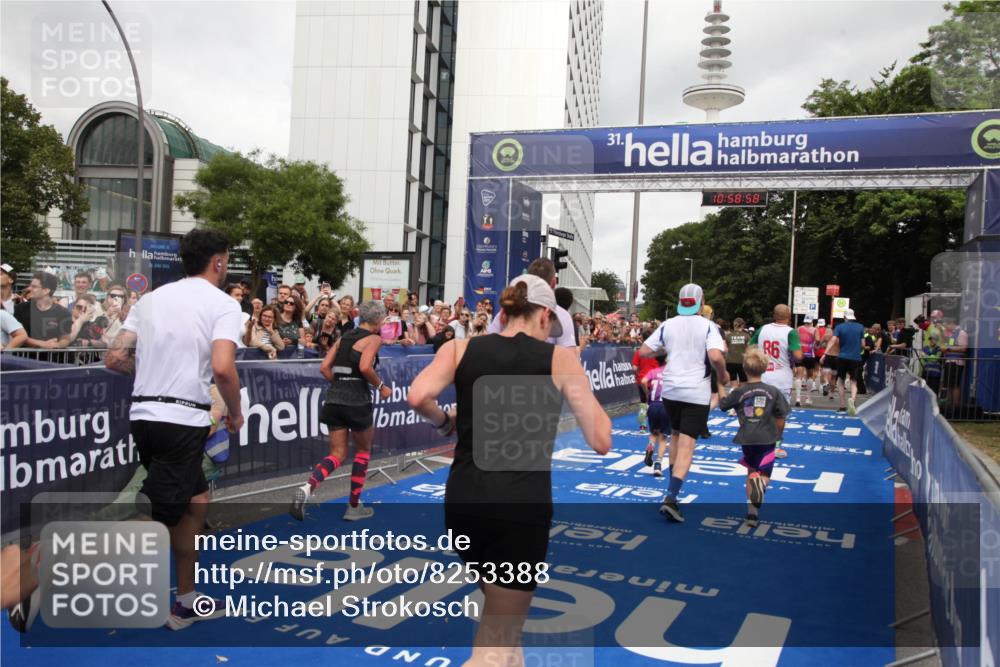 29.06.2025 - hella hamburg halbmarathon Michael Strokosch http://msf.ph/oto/8253388 29.06.2025 10:58:56 Ziel 2159, 2488, 2840, 3859, 4632, 4833, 5277, 5885, 6438, 6720, 8807, 9156, 9353, 10268, 10518, 10539, 10788, 10915, 12734, 14673, 14965, 17405, 17630, 17931, 18180, 18232, 18954 meine-sportfotos.de