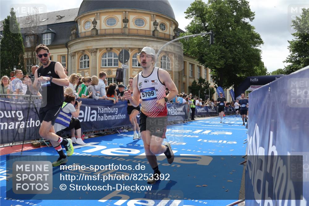 29.06.2025 - hella hamburg halbmarathon Strokosch-Dieckow http://msf.ph/oto/8253392 29.06.2025 10:41:11 Ziel 1136, 2568, 3332, 3618, 4205, 4380, 4871, 5387, 5709, 6901, 8122, 9659, 9711, 9815, 10375, 12434, 12895, 13268, 13876, 17834, 18045, 18049, 18764 meine-sportfotos.de