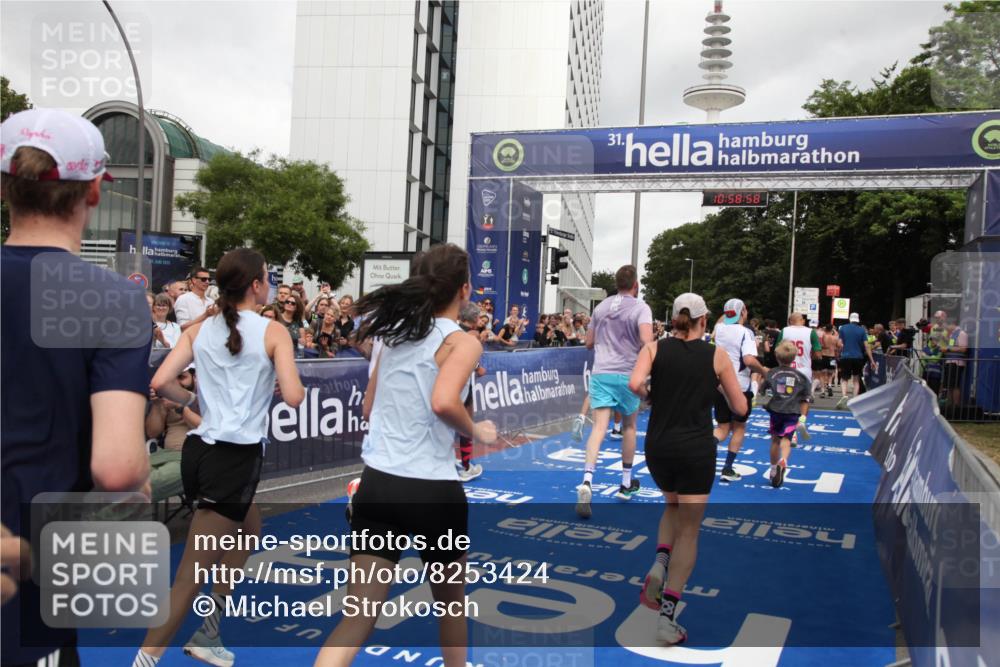 29.06.2025 - hella hamburg halbmarathon Michael Strokosch http://msf.ph/oto/8253424 29.06.2025 10:58:57 Ziel 2159, 2488, 3859, 4632, 4833, 5277, 5885, 6438, 6720, 8807, 9156, 9353, 10268, 10518, 10539, 10788, 10915, 12734, 12735, 13654, 14673, 14965, 17405, 17630, 17931, 18180, 18232, 18954 meine-sportfotos.de