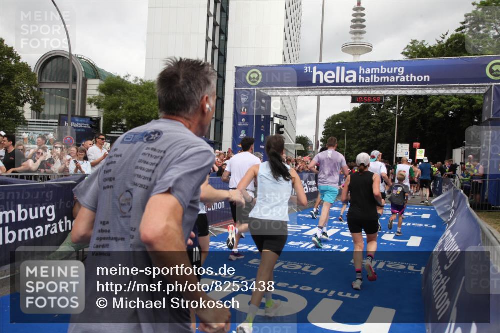 29.06.2025 - hella hamburg halbmarathon Michael Strokosch http://msf.ph/oto/8253438 29.06.2025 10:58:57 Ziel 2159, 2488, 3859, 4632, 4833, 5277, 5885, 6438, 6720, 8807, 9156, 9353, 10268, 10518, 10539, 10788, 10915, 12734, 12735, 13654, 14673, 14965, 17405, 17630, 17931, 18180, 18232, 18954 meine-sportfotos.de
