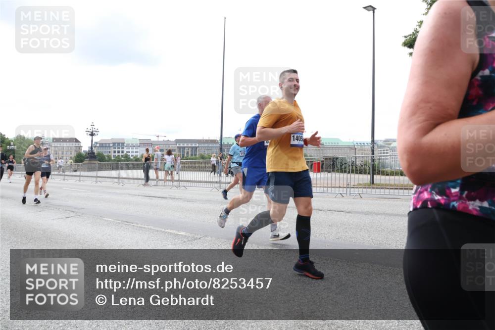 29.06.2025 - hella hamburg halbmarathon Lena Gebhardt http://msf.ph/oto/8253457 29.06.2025 10:34:16 Lombardsbrücke 1417, 1672, 1705, 1787, 2023, 2265, 2412, 2464, 2482, 2496, 2510, 2511, 2526, 2801, 2933, 3145, 3264, 3340, 3345, 3829, 3848, 4479, 4540, 4807, 4824, 4826, 4942, 5561, 5566, 5584, 5609, 5691, 6105, 6171, 6329, 6364, 6515, 6516, 6571, 6574, 6956, 7027, 7324, 7329, 7565, 7644, 8202, 8277, 8349, 8375, 8377, 8383, 8401, 8705, 8965, 9094, 9379, 9875, 9995, 10007, 10071, 10360, 10564, 11872, 13957, 16238, 16682, 16919, 17230, 18158, 18941 meine-sportfotos.de