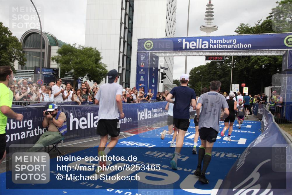 29.06.2025 - hella hamburg halbmarathon Michael Strokosch http://msf.ph/oto/8253465 29.06.2025 10:58:58 Ziel 2159, 3859, 4632, 4833, 5277, 5885, 6438, 8807, 9156, 9353, 10268, 10518, 10788, 10915, 12734, 12735, 13654, 14673, 17405, 17810, 17931, 18180, 18232, 18833, 18954, 19002, 19003 meine-sportfotos.de