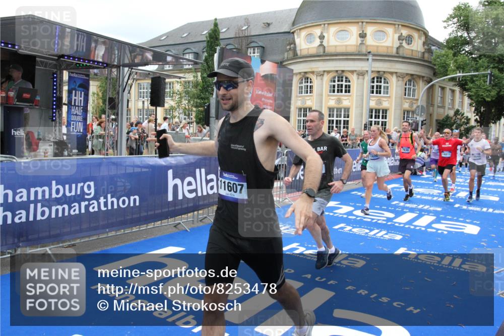 29.06.2025 - hella hamburg halbmarathon Michael Strokosch http://msf.ph/oto/8253478 29.06.2025 10:50:19 Ziel 1119, 4933, 7930, 7932, 8921, 10371, 11607, 12235, 12949, 13609, 13690, 15620, 16000, 16242, 18499, 18811, 19040 meine-sportfotos.de