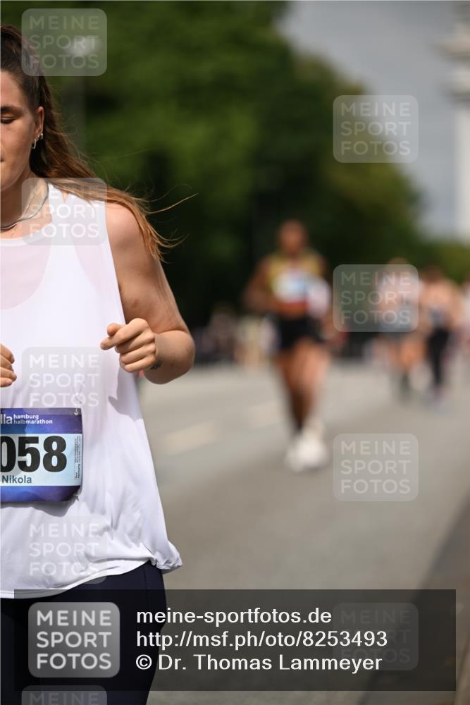 29.06.2025 - hella hamburg halbmarathon Dr. Thomas Lammeyer http://msf.ph/oto/8253493 29.06.2025 10:14:27 Kennedybrücke 1052, 1186, 1456, 4389, 7058, 7250, 8685, 9150, 9829, 9988 meine-sportfotos.de