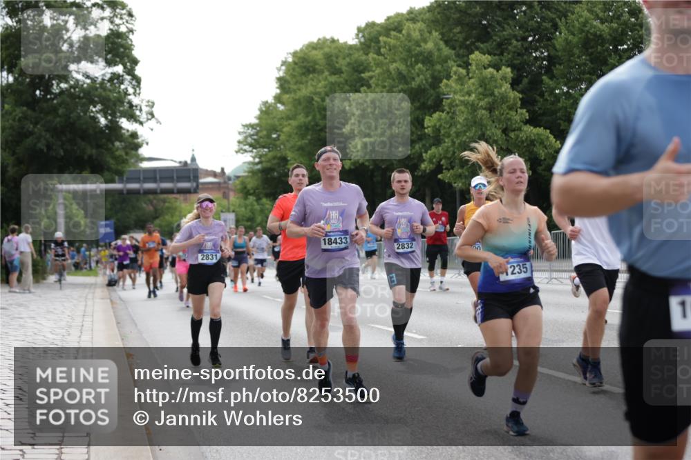 29.06.2025 - hella hamburg halbmarathon Jannik Wohlers http://msf.ph/oto/8253500 29.06.2025 10:31:19 Lombardsbrücke 1235, 1373, 1844, 1879, 2672, 2831, 2832, 3396, 3397, 3424, 3571, 3681, 3751, 4877, 4953, 5965, 6160, 6546, 6573, 6640, 7334, 8304, 8620, 8806, 9078, 9104, 9183, 9478, 9812, 9882, 9883, 10148, 10240, 10421, 10435, 10653, 11178, 12381, 12758, 13724, 14793, 15024, 15102, 15222, 15575, 16310, 16541, 17043, 17362, 17404, 17517, 18433, 18613, 18629, 18672, 19068, 19233 meine-sportfotos.de