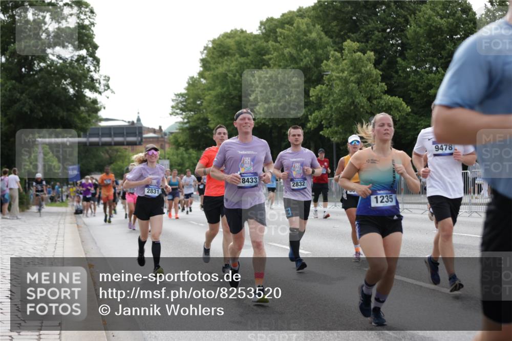 29.06.2025 - hella hamburg halbmarathon Jannik Wohlers http://msf.ph/oto/8253520 29.06.2025 10:31:19 Lombardsbrücke 1235, 1373, 1844, 1879, 2672, 2831, 2832, 3396, 3397, 3424, 3571, 3681, 3751, 4877, 4953, 5965, 6160, 6546, 6573, 6640, 7334, 8304, 8620, 8806, 9078, 9104, 9183, 9478, 9812, 9882, 9883, 10148, 10240, 10421, 10435, 10653, 11178, 12381, 12758, 13724, 14793, 15024, 15102, 15222, 15575, 16310, 16541, 17043, 17362, 17404, 17517, 18433, 18613, 18629, 18672, 19068, 19233 meine-sportfotos.de