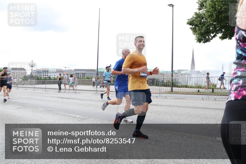 29.06.2025 - hella hamburg halbmarathon Lena Gebhardt http://msf.ph/oto/8253547 29.06.2025 10:34:16 Lombardsbrücke 1417, 1672, 1705, 1787, 2023, 2265, 2412, 2464, 2482, 2496, 2510, 2511, 2526, 2801, 2933, 3145, 3264, 3340, 3345, 3829, 3848, 4479, 4540, 4807, 4824, 4826, 4942, 5561, 5566, 5584, 5609, 5691, 6105, 6171, 6329, 6364, 6515, 6516, 6571, 6574, 6956, 7027, 7324, 7329, 7565, 7644, 8202, 8277, 8349, 8375, 8377, 8383, 8401, 8705, 8965, 9094, 9379, 9875, 9995, 10007, 10071, 10360, 10564, 11872, 13957, 16238, 16682, 16919, 17230, 18158, 18941 meine-sportfotos.de