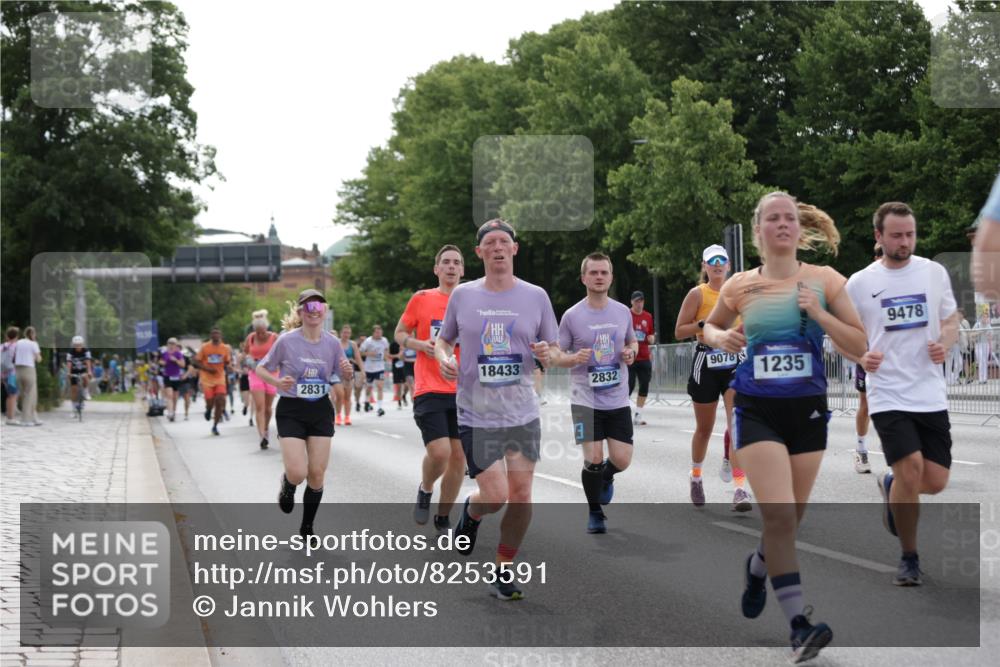 29.06.2025 - hella hamburg halbmarathon Jannik Wohlers http://msf.ph/oto/8253591 29.06.2025 10:31:20 Lombardsbrücke 1235, 1373, 1844, 1879, 2672, 2831, 2832, 3396, 3397, 3424, 3571, 3681, 3751, 4877, 4953, 5965, 6160, 6546, 6573, 6640, 7334, 7898, 8304, 8620, 8806, 9078, 9104, 9183, 9478, 9812, 9882, 9883, 10148, 10240, 10421, 10435, 10653, 11178, 12381, 12758, 13724, 14793, 15024, 15102, 15222, 15575, 16310, 16541, 17043, 17362, 17404, 17517, 18428, 18433, 18613, 18629, 18672, 19068, 19233 meine-sportfotos.de