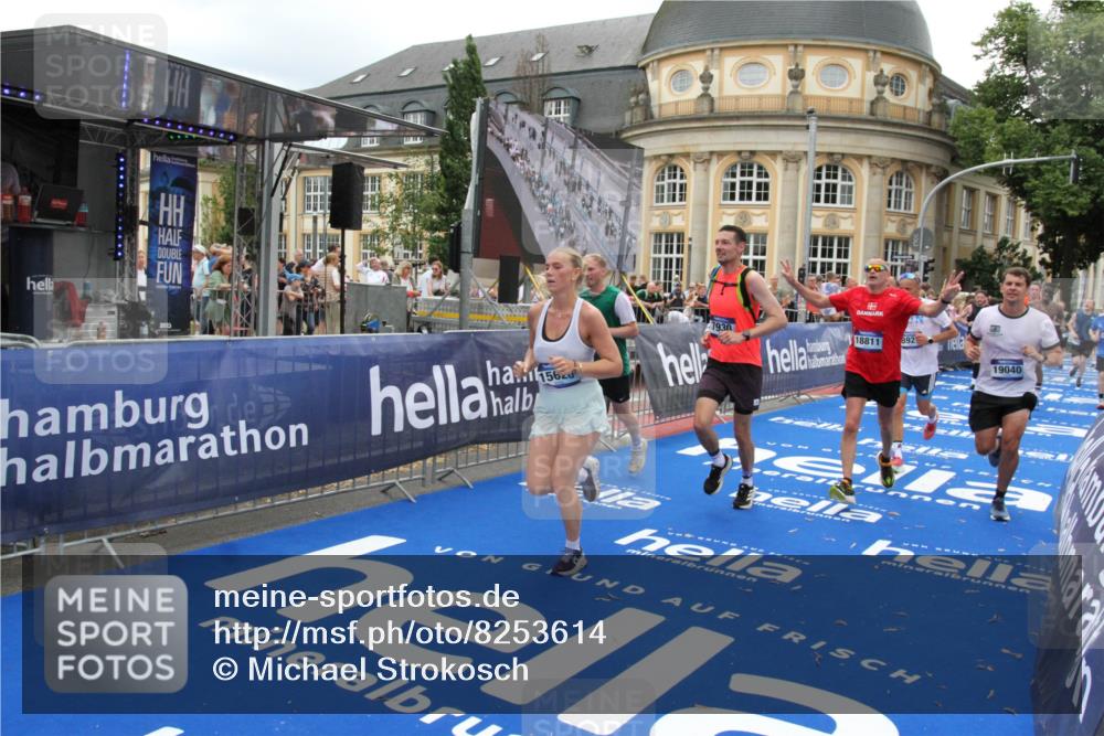 29.06.2025 - hella hamburg halbmarathon Michael Strokosch http://msf.ph/oto/8253614 29.06.2025 10:50:20 Ziel 1119, 4933, 7930, 7932, 8921, 10371, 11607, 12949, 13609, 13690, 14034, 15620, 16000, 16242, 18499, 18811, 19040 meine-sportfotos.de