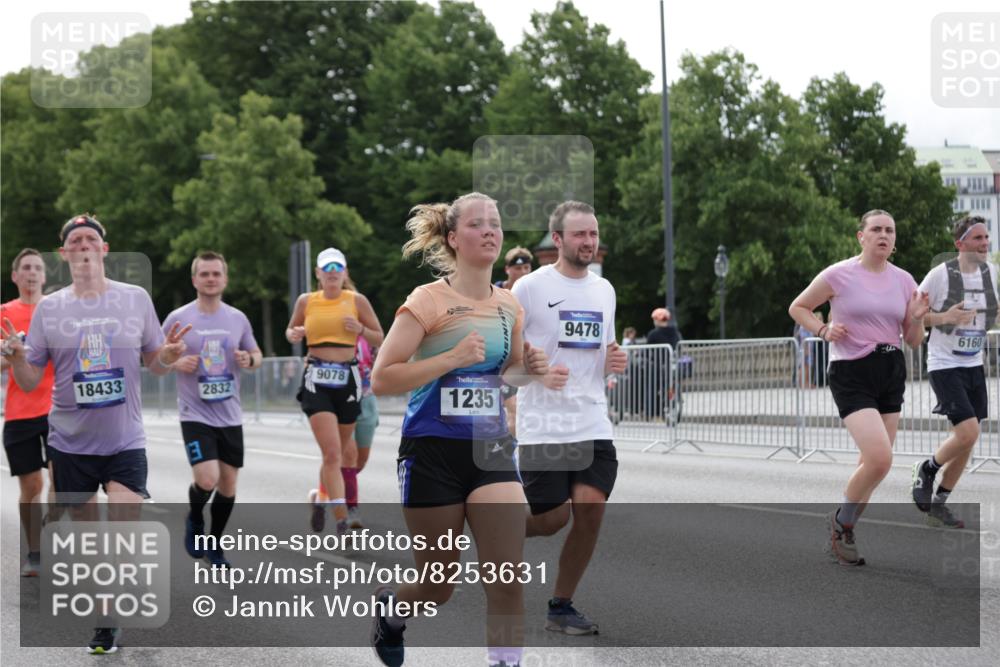 29.06.2025 - hella hamburg halbmarathon Jannik Wohlers http://msf.ph/oto/8253631 29.06.2025 10:31:20 Lombardsbrücke 1235, 1373, 1844, 1879, 2672, 2831, 2832, 3396, 3397, 3424, 3571, 3681, 3751, 4877, 4953, 5965, 6160, 6546, 6573, 6640, 7334, 7898, 8304, 8620, 8806, 9078, 9104, 9183, 9478, 9812, 9882, 9883, 10148, 10240, 10421, 10435, 10653, 11178, 12381, 12758, 13724, 14793, 15024, 15102, 15222, 15575, 16310, 16541, 17043, 17362, 17404, 17517, 18428, 18433, 18613, 18629, 18672, 19068, 19233 meine-sportfotos.de