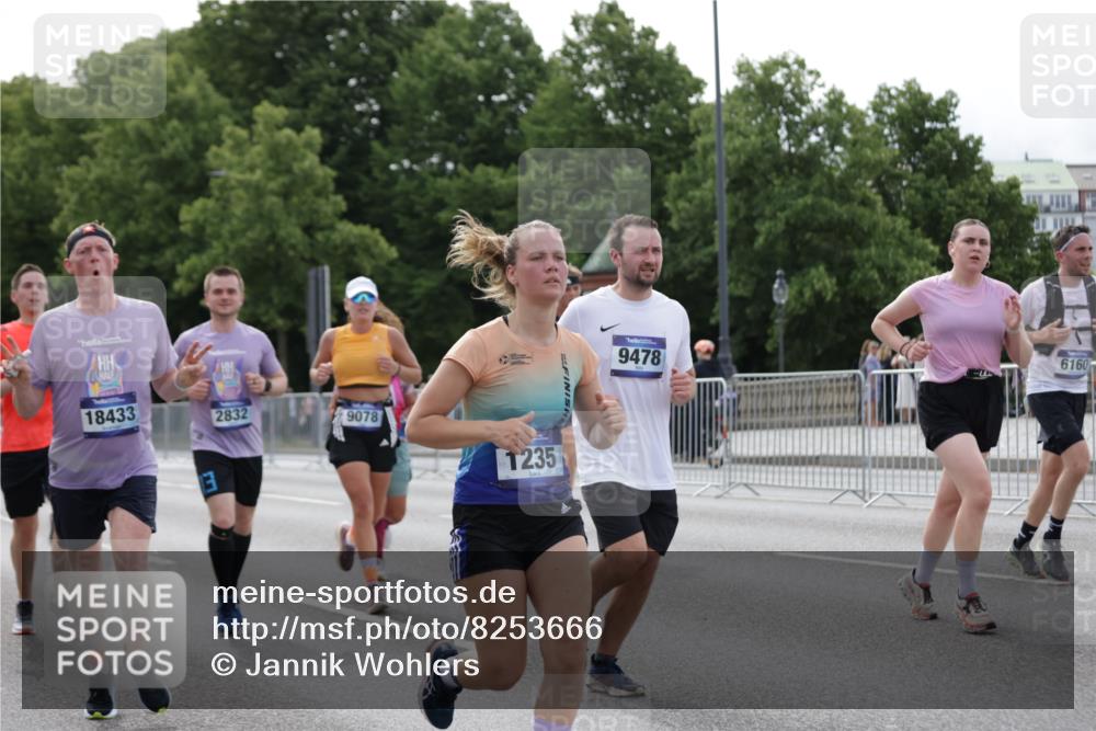 29.06.2025 - hella hamburg halbmarathon Jannik Wohlers http://msf.ph/oto/8253666 29.06.2025 10:31:20 Lombardsbrücke 1235, 1373, 1844, 1879, 2672, 2831, 2832, 3396, 3397, 3424, 3571, 3681, 3751, 4877, 4953, 5965, 6160, 6546, 6573, 6640, 7334, 7898, 8304, 8620, 8806, 9078, 9104, 9183, 9478, 9812, 9882, 9883, 10148, 10240, 10421, 10435, 10653, 11178, 12381, 12758, 13724, 14793, 15024, 15102, 15222, 15575, 16310, 16541, 17043, 17362, 17404, 17517, 18428, 18433, 18613, 18629, 18672, 19068, 19233 meine-sportfotos.de