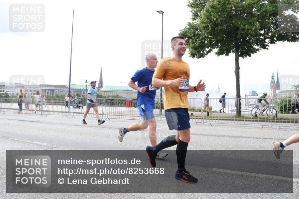 29.06.2025 - hella hamburg halbmarathon Lena Gebhardt http://msf.ph/oto/8253668 29.06.2025 10:34:16 Lombardsbrücke 1417, 1672, 1705, 1787, 2023, 2265, 2412, 2464, 2482, 2496, 2510, 2511, 2526, 2801, 2933, 3145, 3264, 3340, 3345, 3829, 3848, 4479, 4540, 4807, 4824, 4826, 4942, 5561, 5566, 5584, 5609, 5691, 6105, 6171, 6329, 6364, 6515, 6516, 6571, 6574, 6956, 7027, 7324, 7329, 7565, 7644, 8202, 8277, 8349, 8375, 8377, 8383, 8401, 8705, 8965, 9094, 9379, 9875, 9995, 10007, 10071, 10360, 10564, 11872, 13957, 16238, 16682, 16919, 17230, 18158, 18941 meine-sportfotos.de