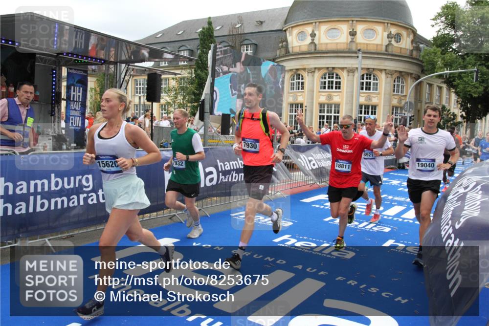 29.06.2025 - hella hamburg halbmarathon Michael Strokosch http://msf.ph/oto/8253675 29.06.2025 10:50:20 Ziel 1119, 4933, 7930, 7932, 8921, 10371, 11607, 12949, 13609, 13690, 14034, 15620, 16000, 16242, 18499, 18811, 19040 meine-sportfotos.de