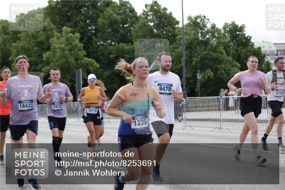 29.06.2025 - hella hamburg halbmarathon Jannik Wohlers http://msf.ph/oto/8253691 29.06.2025 10:31:20 Lombardsbrücke 1235, 1373, 1844, 1879, 2672, 2831, 2832, 3396, 3397, 3424, 3571, 3681, 3751, 4877, 4953, 5965, 6160, 6546, 6573, 6640, 7334, 7898, 8304, 8620, 8806, 9078, 9104, 9183, 9478, 9812, 9882, 9883, 10148, 10240, 10421, 10435, 10653, 11178, 12381, 12758, 13724, 14793, 15024, 15102, 15222, 15575, 16310, 16541, 17043, 17362, 17404, 17517, 18428, 18433, 18613, 18629, 18672, 19068, 19233 meine-sportfotos.de