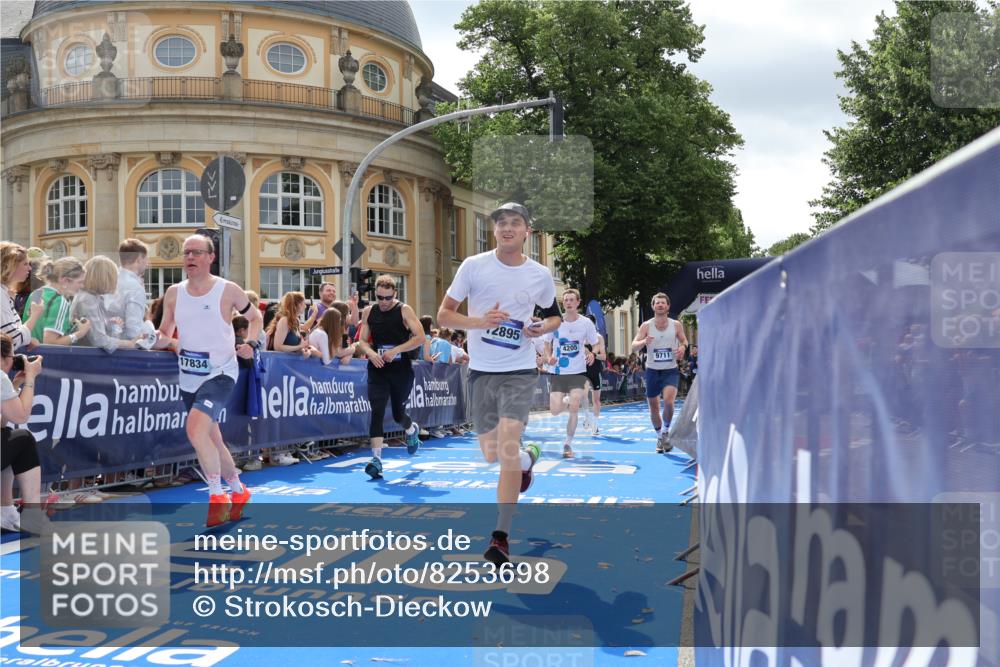 29.06.2025 - hella hamburg halbmarathon Strokosch-Dieckow http://msf.ph/oto/8253698 29.06.2025 10:41:15 Ziel 1570, 3332, 4205, 4303, 4380, 5387, 5709, 6771, 6901, 7432, 8122, 9711, 10375, 10783, 12434, 12895, 13876, 16816, 17834, 18764 meine-sportfotos.de