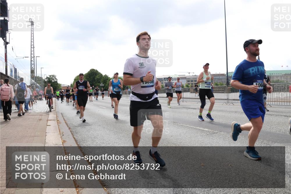 29.06.2025 - hella hamburg halbmarathon Lena Gebhardt http://msf.ph/oto/8253732 29.06.2025 10:45:47 Lombardsbrücke 1004, 1033, 1060, 1085, 1100, 1104, 1421, 1426, 1555, 1713, 1854, 1867, 1868, 1983, 2008, 2216, 2217, 2398, 2522, 2550, 2657, 2664, 2917, 2954, 2965, 2973, 3357, 3377, 4099, 4102, 4104, 4223, 4224, 4306, 4317, 4388, 4572, 5044, 5339, 5635, 5703, 5769, 5770, 5892, 5949, 6133, 6150, 6333, 6623, 6763, 6911, 6922, 7268, 7283, 7356, 7530, 7541, 7605, 7859, 7894, 8745, 9120, 9121, 9426, 9620, 10030, 10182, 10225, 10327, 10329, 10367, 10511, 11358 meine-sportfotos.de