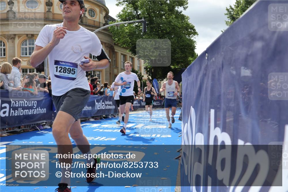 29.06.2025 - hella hamburg halbmarathon Strokosch-Dieckow http://msf.ph/oto/8253733 29.06.2025 10:41:16 Ziel 1570, 3332, 4205, 4303, 5387, 6771, 6901, 7432, 8122, 9711, 10375, 10783, 12434, 12895, 13876, 16816, 17834, 18509, 18764 meine-sportfotos.de