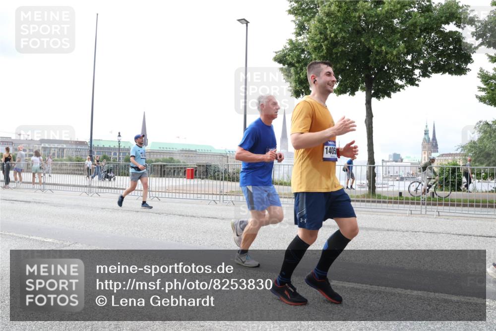29.06.2025 - hella hamburg halbmarathon Lena Gebhardt http://msf.ph/oto/8253830 29.06.2025 10:34:16 Lombardsbrücke 1417, 1672, 1705, 1787, 2023, 2265, 2412, 2464, 2482, 2496, 2510, 2511, 2526, 2801, 2933, 3145, 3264, 3340, 3345, 3829, 3848, 4479, 4540, 4807, 4824, 4826, 4942, 5561, 5566, 5584, 5609, 5691, 6105, 6171, 6329, 6364, 6515, 6516, 6571, 6574, 6956, 7027, 7324, 7329, 7565, 7644, 8202, 8277, 8349, 8375, 8377, 8383, 8401, 8705, 8965, 9094, 9379, 9875, 9995, 10007, 10071, 10360, 10564, 11872, 13957, 16238, 16682, 16919, 17230, 18158, 18941 meine-sportfotos.de