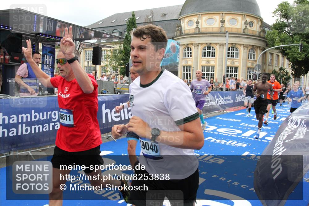 29.06.2025 - hella hamburg halbmarathon Michael Strokosch http://msf.ph/oto/8253838 29.06.2025 10:50:22 Ziel 4247, 4933, 7930, 7932, 8899, 8921, 12949, 13609, 13690, 14034, 15620, 16000, 16242, 18499, 18811, 19040 meine-sportfotos.de