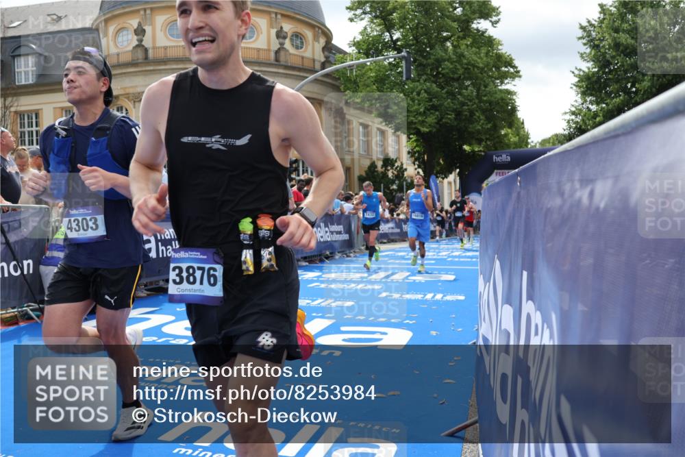 29.06.2025 - hella hamburg halbmarathon Strokosch-Dieckow http://msf.ph/oto/8253984 29.06.2025 10:41:22 Ziel 1570, 2797, 3204, 4303, 4893, 5987, 6771, 7432, 7774, 7796, 10783, 13876, 14555, 16816, 17159, 17882, 18412, 18509, 18573, 18764 meine-sportfotos.de