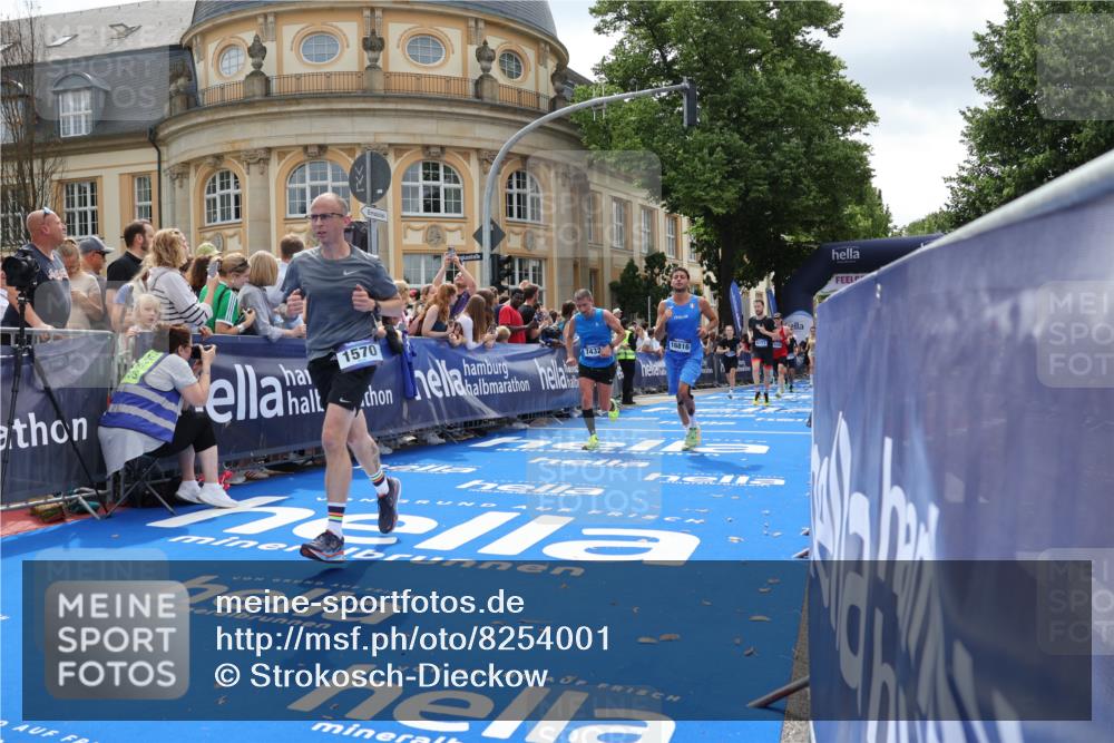 29.06.2025 - hella hamburg halbmarathon Strokosch-Dieckow http://msf.ph/oto/8254001 29.06.2025 10:41:23 Ziel 1570, 2579, 2797, 3204, 4303, 4893, 5987, 6771, 7432, 7774, 7796, 10783, 12588, 13876, 14555, 16816, 17159, 17882, 18412, 18509, 18573, 18764 meine-sportfotos.de