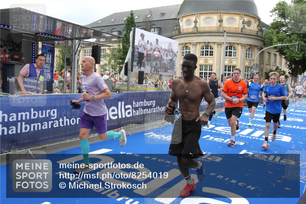 29.06.2025 - hella hamburg halbmarathon Michael Strokosch http://msf.ph/oto/8254019 29.06.2025 10:50:23 Ziel 4247, 4933, 7930, 7932, 8899, 8921, 12035, 12949, 13609, 13690, 14034, 16000, 16242, 18499, 18811, 19040 meine-sportfotos.de