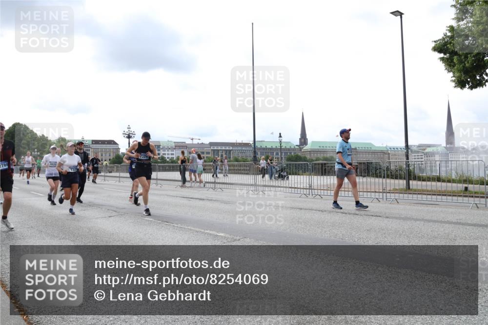 29.06.2025 - hella hamburg halbmarathon Lena Gebhardt http://msf.ph/oto/8254069 29.06.2025 10:34:17 Lombardsbrücke 1417, 1672, 1705, 1787, 2023, 2265, 2412, 2464, 2482, 2496, 2510, 2511, 2526, 2801, 2933, 3145, 3264, 3340, 3345, 3829, 3848, 4479, 4540, 4807, 4824, 4826, 5561, 5584, 5609, 5691, 6034, 6105, 6171, 6329, 6364, 6516, 6571, 6574, 6956, 7027, 7324, 7329, 7565, 7644, 8202, 8277, 8349, 8375, 8377, 8383, 8401, 8705, 8965, 9094, 9379, 9875, 9995, 10007, 10071, 10360, 10564, 11872, 13957, 16238, 16390, 16682, 16919, 17230, 18158, 18941 meine-sportfotos.de