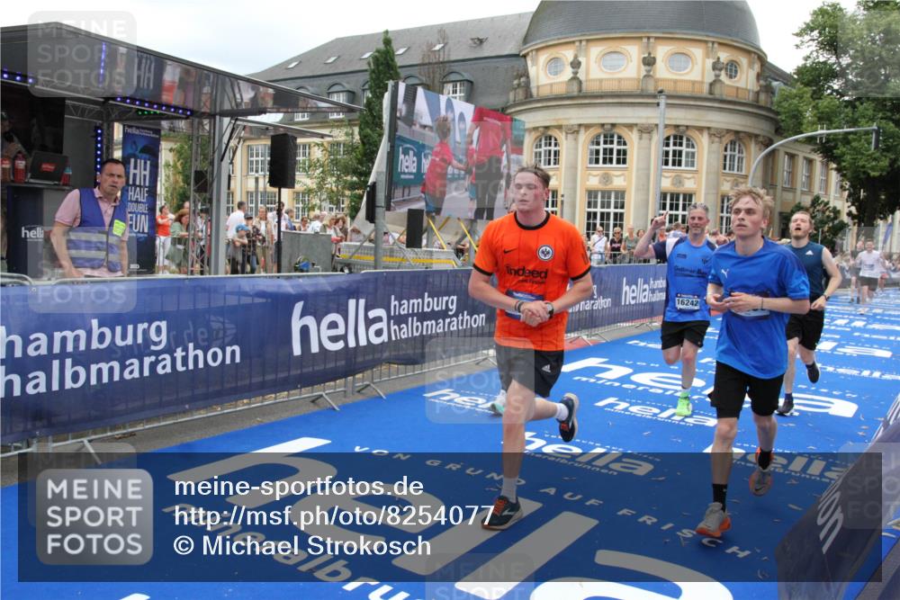 29.06.2025 - hella hamburg halbmarathon Michael Strokosch http://msf.ph/oto/8254077 29.06.2025 10:50:23 Ziel 4247, 4933, 7930, 7932, 8899, 8921, 12035, 12949, 13609, 13690, 14034, 16000, 16242, 18499, 18811, 19040 meine-sportfotos.de