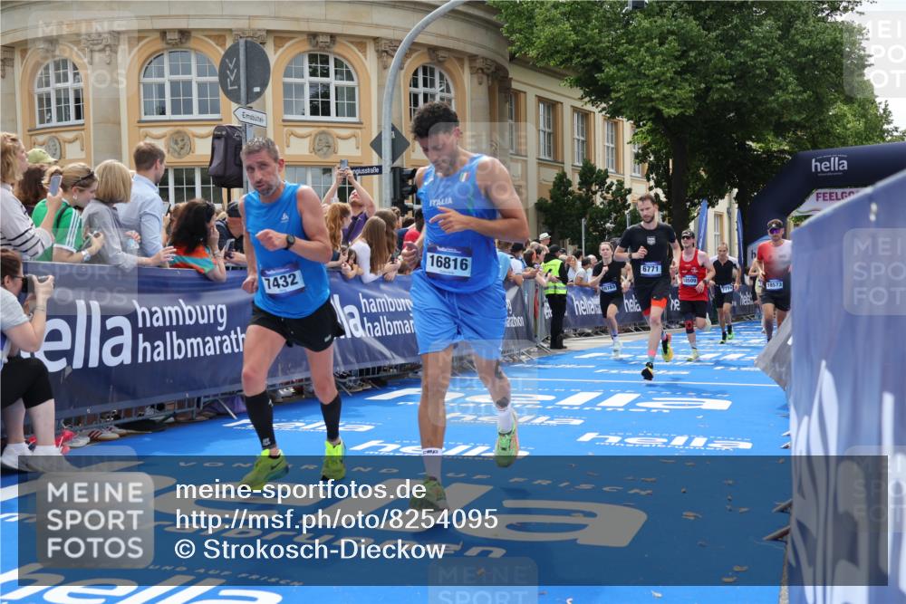 29.06.2025 - hella hamburg halbmarathon Strokosch-Dieckow http://msf.ph/oto/8254095 29.06.2025 10:41:24 Ziel 1570, 2579, 2797, 3204, 4303, 4893, 5987, 6771, 7432, 7774, 7796, 8358, 10783, 12588, 13457, 13876, 14555, 16816, 17159, 17882, 18412, 18509, 18573, 18764 meine-sportfotos.de