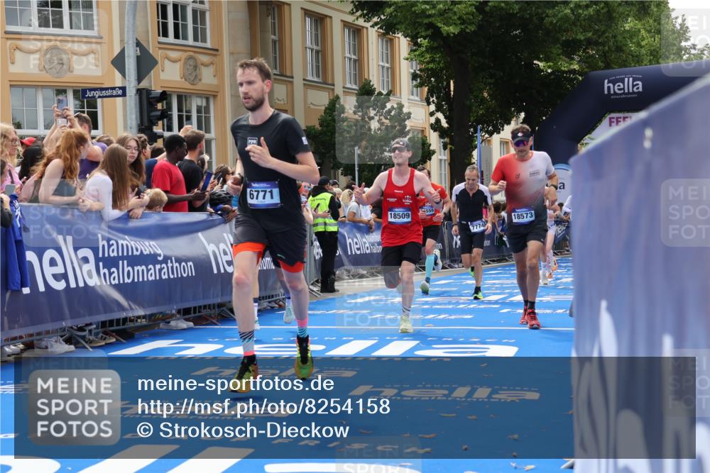 29.06.2025 - hella hamburg halbmarathon Strokosch-Dieckow http://msf.ph/oto/8254158 29.06.2025 10:41:25 Ziel 1570, 2579, 2797, 3204, 4303, 4893, 5987, 6771, 7432, 7774, 7796, 8358, 10783, 10894, 12588, 13457, 13876, 14275, 14555, 16816, 17159, 17882, 18412, 18442, 18509, 18573, 18764 meine-sportfotos.de