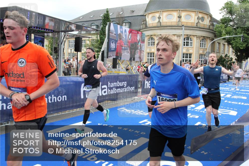 29.06.2025 - hella hamburg halbmarathon Michael Strokosch http://msf.ph/oto/8254175 29.06.2025 10:50:24 Ziel 4247, 4933, 6795, 8899, 8921, 12035, 12949, 13609, 13690, 14034, 16000, 16242, 18499 meine-sportfotos.de