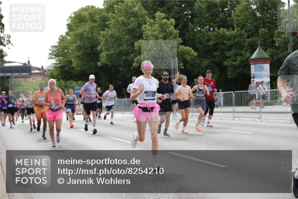 29.06.2025 - hella hamburg halbmarathon Jannik Wohlers http://msf.ph/oto/8254210 29.06.2025 10:31:23 Lombardsbrücke 1235, 1373, 1844, 1879, 2384, 2672, 2831, 2832, 3221, 3239, 3358, 3396, 3397, 3424, 3571, 3681, 3751, 4877, 4953, 5156, 5965, 6160, 6573, 6640, 6718, 6727, 7334, 7898, 8304, 8620, 8806, 9078, 9104, 9478, 9812, 9882, 9883, 10148, 10240, 10421, 10435, 10653, 11178, 12381, 12663, 12758, 14536, 14793, 15024, 15102, 15222, 15575, 16310, 16541, 17043, 17118, 17342, 17362, 18283, 18428, 18433, 18613, 18629, 18838, 19068, 19233 meine-sportfotos.de