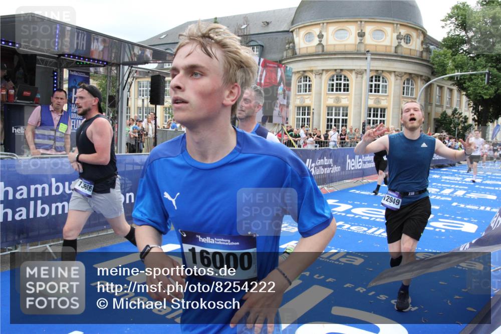 29.06.2025 - hella hamburg halbmarathon Michael Strokosch http://msf.ph/oto/8254222 29.06.2025 10:50:25 Ziel 4247, 4933, 6795, 8899, 12035, 12949, 13609, 13690, 14034, 16000, 16242, 18394, 18499 meine-sportfotos.de
