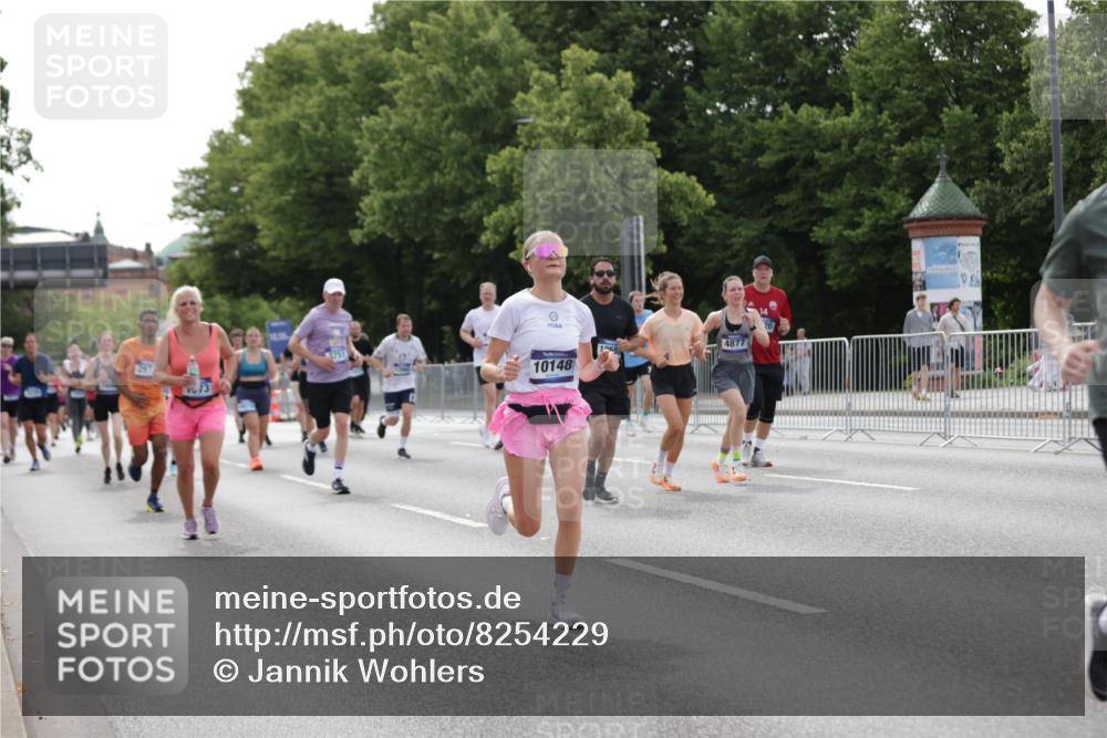 29.06.2025 - hella hamburg halbmarathon Jannik Wohlers http://msf.ph/oto/8254229 29.06.2025 10:31:23 Lombardsbrücke 1235, 1373, 1844, 1879, 2384, 2672, 2831, 2832, 3221, 3239, 3358, 3396, 3397, 3424, 3571, 3681, 3751, 4877, 4953, 5156, 5965, 6160, 6573, 6640, 6718, 6727, 7334, 7898, 8304, 8620, 8806, 9078, 9104, 9478, 9812, 9882, 9883, 10148, 10240, 10421, 10435, 10653, 11178, 12381, 12663, 12758, 14536, 14793, 15024, 15102, 15222, 15575, 16310, 16541, 17043, 17118, 17342, 17362, 18283, 18428, 18433, 18613, 18629, 18838, 19068, 19233 meine-sportfotos.de