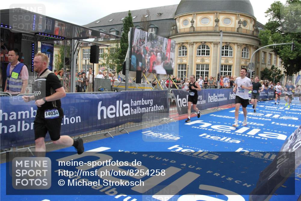 29.06.2025 - hella hamburg halbmarathon Michael Strokosch http://msf.ph/oto/8254258 29.06.2025 10:50:27 Ziel 4127, 4247, 6795, 8899, 11455, 12035, 12624, 12949, 14034, 16242, 18394 meine-sportfotos.de