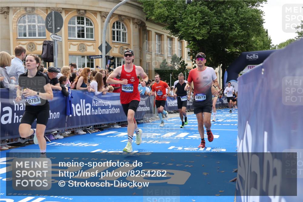 29.06.2025 - hella hamburg halbmarathon Strokosch-Dieckow http://msf.ph/oto/8254262 29.06.2025 10:41:26 Ziel 1570, 2579, 2797, 3204, 4303, 4893, 5987, 6771, 7432, 7774, 7796, 8358, 10783, 10894, 12588, 13457, 14275, 14555, 16816, 17159, 17882, 18412, 18442, 18491, 18509, 18573 meine-sportfotos.de